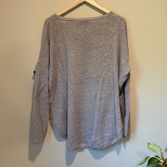 SUBTLE LUXURY Nelly Cashmere oversized V-neck Pullover in Whisper Gray sz M/L - Picture 3 of 8